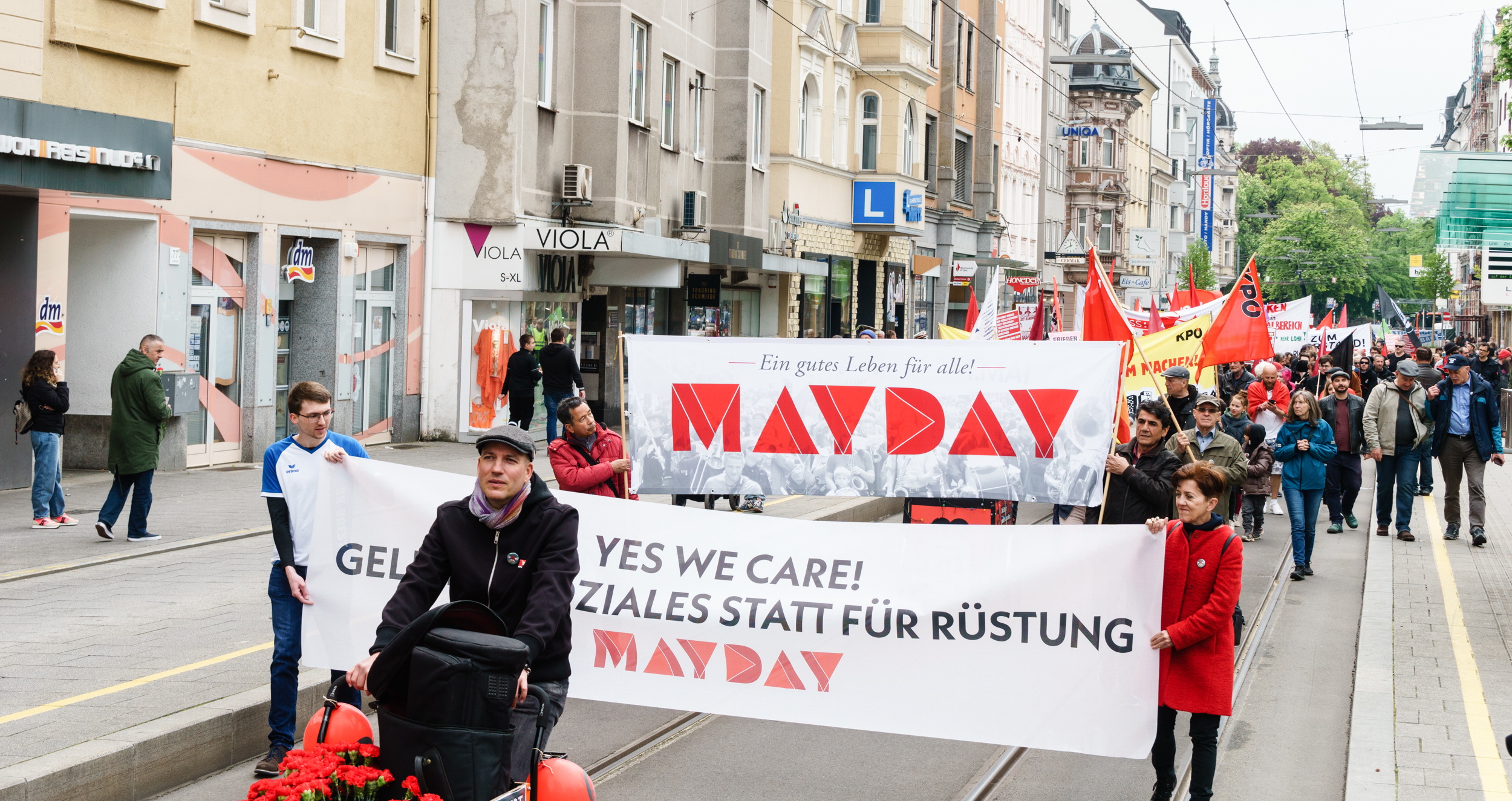 Mayday 2022: Yes we care! Geld für Soziales statt für Rüstung